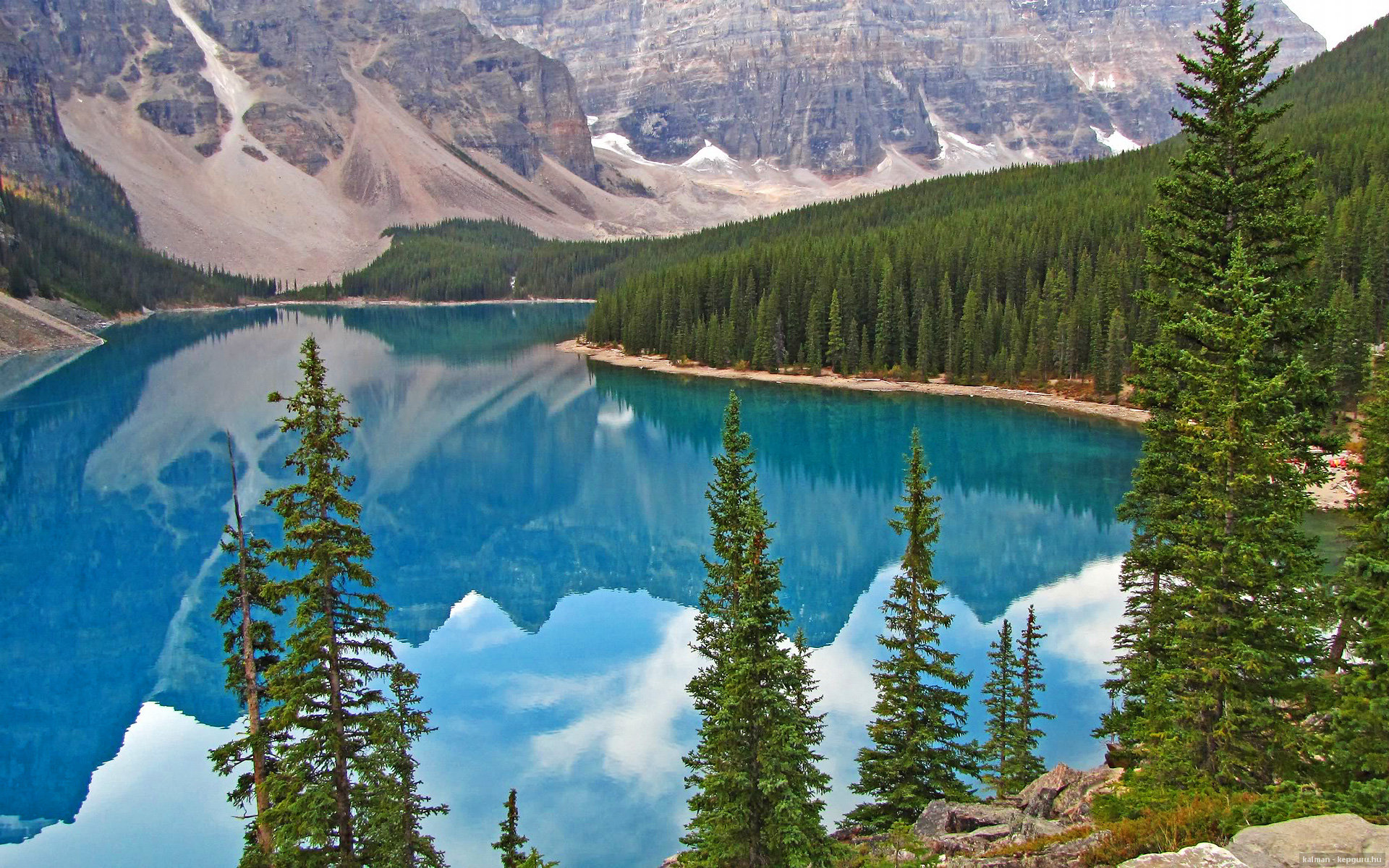 开云平台-暗夜淬火，布克化身为撕裂阴影的太阳